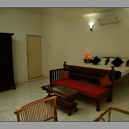 Le Capucin Hotel Pondicherry Bagian luar foto